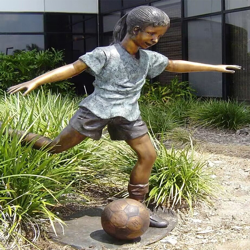 Sculptura aenea Soccer Girl