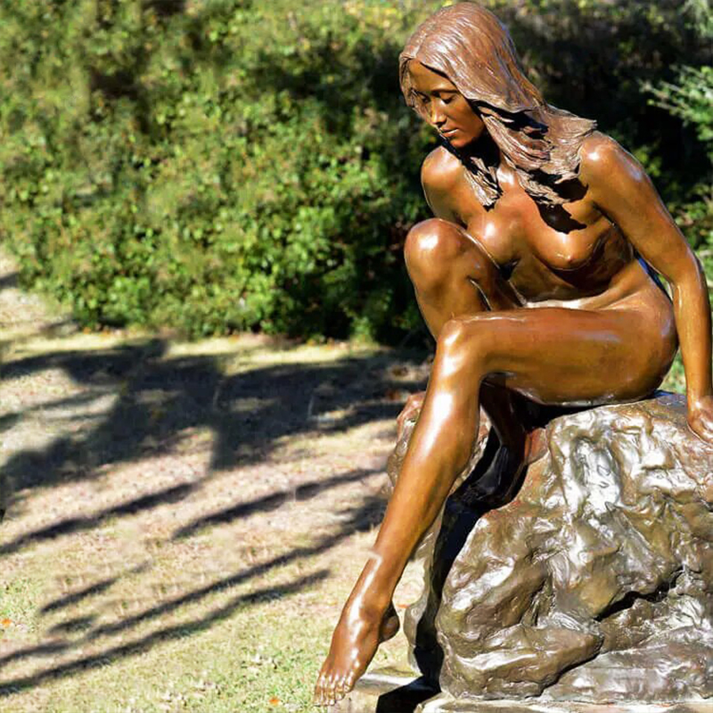 Vita-Size Outdoor Garden Bronze nude Female Sculpture – Sensual Design